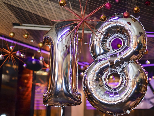 18 anni di un nipote, quali frasi dedicargli? Consigli